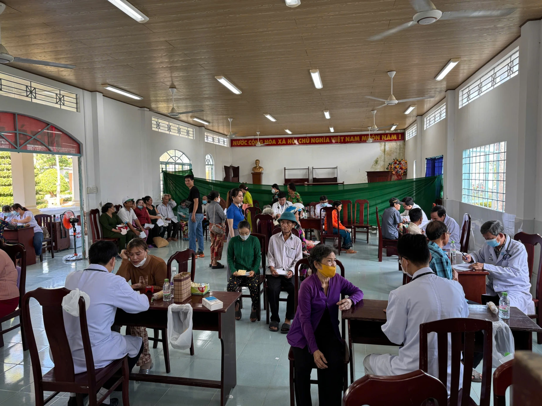 https://static.quochuyanhcorp.vn/21530/2025/Thiện nguyện Hậu Giang/z6546305238872_aa945c03d46bb4e3403c0b6dd3b25ab9.jpg
